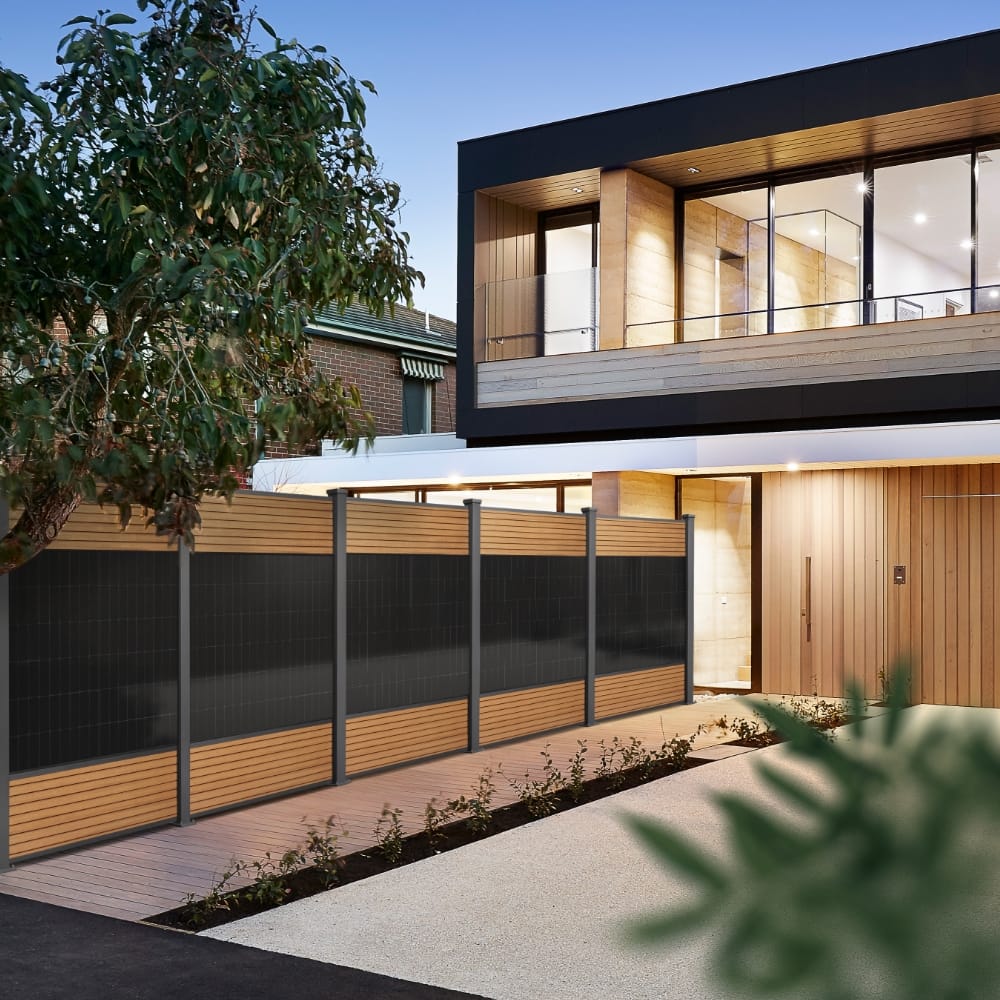 falagotti Solarzaun ELEGANZA an einer Stadtvilla-Hofeinfahrt