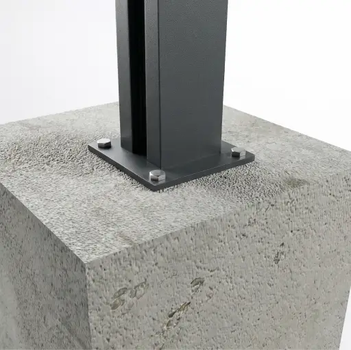 Montage mit Fußplatte auf Fundament