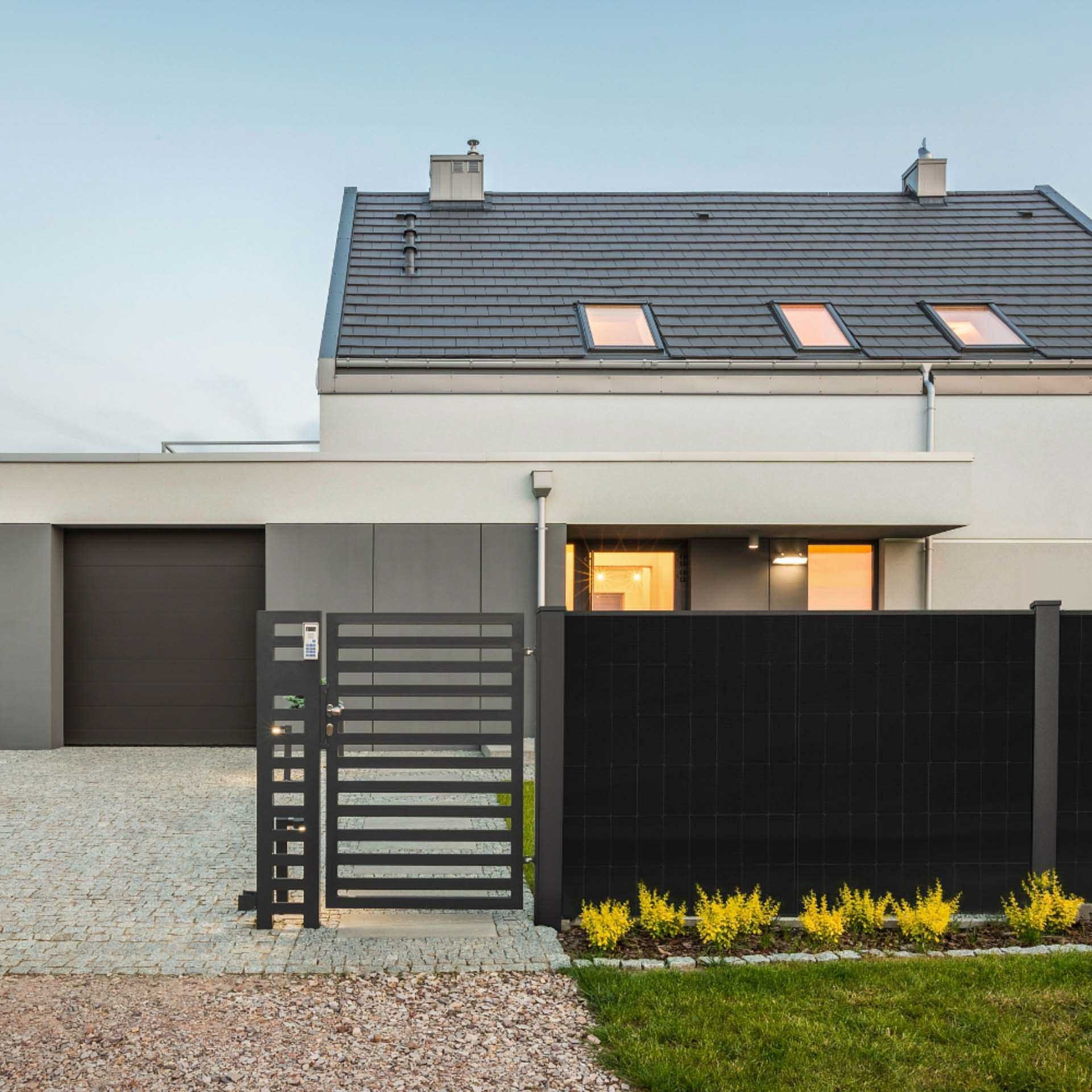 falagotti Solarzaun Puristica im Eingangsbereich mit flachem PV-Modul und Aluminiumrahmen