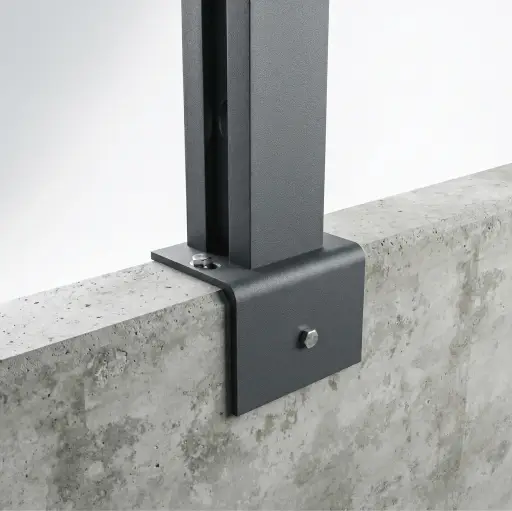 Solarzaun-Montage auf Mauer mit pulverbeschichtetem Designwinkel – L-Stein-Fußplatte verschmilzt optisch mit dem anthrazitfarbenen Zaunpfosten auf Betonmauer