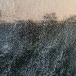 Detailaufnahme einer Solarfassade mit bedruckter Marmorstruktur – elegante Architektur mit integrierter Photovoltaik