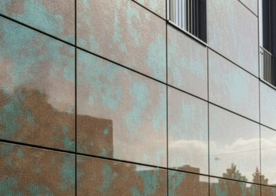 Nahaufnahme einer Solarfassade mit bedruckter Kupferstruktur – hochwertige Glasoberfläche mit integrierter PV-Technologie